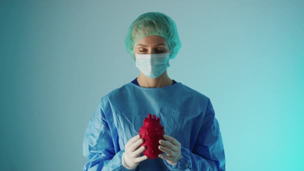 Médico Fêmea Com Terno Proteção Segurando Coração Falso Médio Closeup — Vídeo de Stock