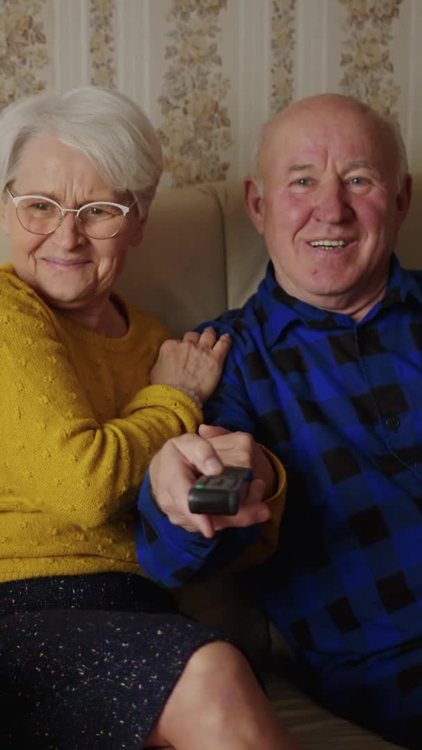 Seniorpaar Lacht Während Fernsehen Auf Dem Sofa Hause Medium Gedreht — Stockvideo