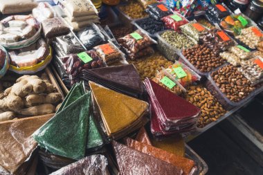 Fındık tezgahı ve Tklapi adı verilen güneşte kurutulmuş geleneksel Gürcü meyve tabakları. Yüksek kalite fotoğraf