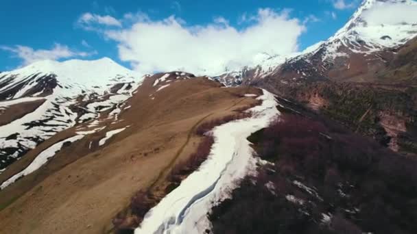 Schilderachtige Drone Schot Van Besneeuwde Kaukasus Bergen Kazbegi Georgië Hoge — Stockvideo