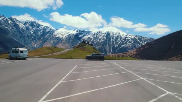 ジョージア州カズベイ山脈のGergetiトリニティ教会の近くの駐車場の空中ビュー 高品質4K映像 — ストック動画