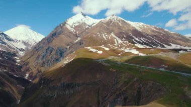 Gürcistan, Kazbegi 'deki yüksek ve karlı dağların hava manzarası. Yüksek kalite 4k görüntü