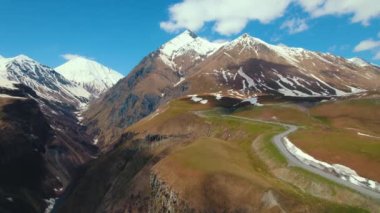 Gürcistan, Kazbegi 'deki yüksek ve karlı dağların hava manzarası. Yüksek kalite 4k görüntü