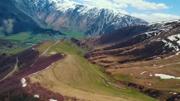 Vista Stepantsminda Circondato Dalle Montagne Del Caucaso Regione Mtskheta Mtianeti — Video Stock