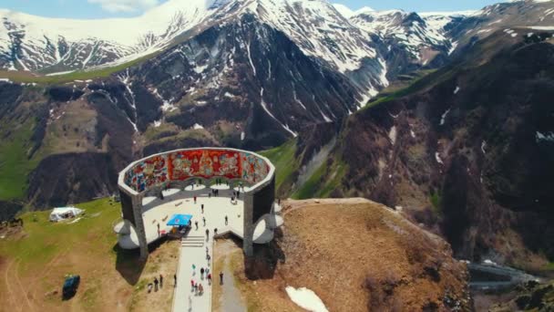 Удивительный Беспилотный Снимок Памятника Российско Грузинской Дружбе Казбеги Грузия Высококачественные — стоковое видео