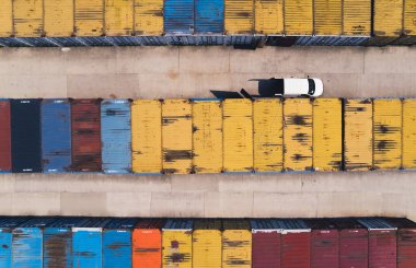 Limanda sıralanmış kırmızı, turuncu, mavi ve sarı paslı konteynırların hava manzarası. Yüksek kalite fotoğraf