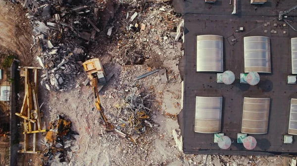 Drónfelvétel Egy Részben Lerombolt Magas Épületről Sárga Kotrógép Dolgozik Egy — Stock Fotó
