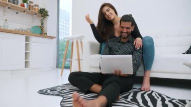 Hoş heteroseksüel çift rahatlıyor. Genç eşler oturma odasında otururken çevrimiçi film izleyerek vakit geçiriyorlar. Yüksek kalite 4k görüntü