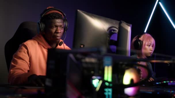 Χαρούμενος Αφρο Αμερικανός Πορτοκαλί Κουκούλα Κάθεται Ένα Cyber Cafe Κερδίζοντας — Αρχείο Βίντεο