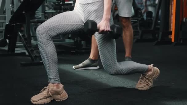 Spor Salonundaki Iki Kişinin Bacaklarını Gösteren Yakın Çekim Beyaz Kadın — Stok video