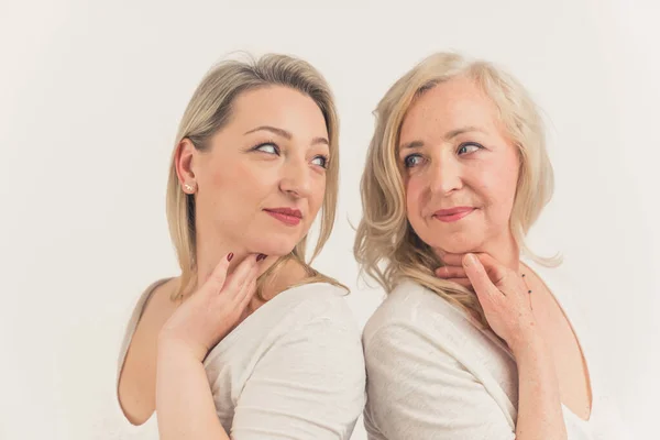Studio Skjuten Vit Bakgrund Två Underbara Blonda Tusenåriga Kvinnor Som — Stockfoto
