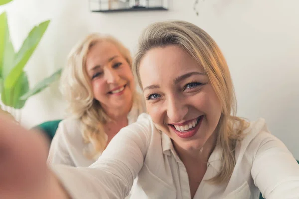 Blond Hår Europeiska Medelålders Kvinna Vit Skjorta Tar Selfie Med — Stockfoto