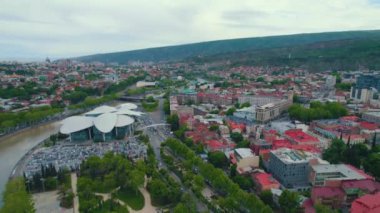 18.05.2022, Tiflis, Georgia. Gün ışığında Tiflis 'in havadan görünüşü. Önde Adalet Evi, arkada binalar ve dağlar. Yüksek kalite 4k görüntü