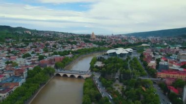 18.05.2022, Tiflis, Georgia. Gürcistan 'ın başkentinin yüksek açılı manzarası, yeşil bir park, nehir kıyısı ve Adalet Evi' nin gelecekteki binası. Yüksek kalite 4k görüntü