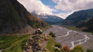 Dariali Boğazı ve Tergi Nehri 'nin manzaralı insansız hava aracı görüntüleri. Yüksek kalite 4k görüntü