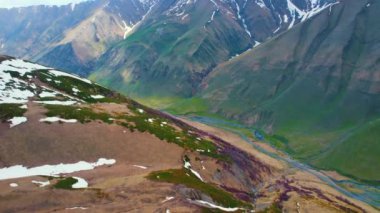 Kafkas dağları ve Gürcistan, Kazbegi 'de bir vadi manzarası. Yüksek kalite 4k görüntü