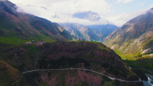 Incrível Drone Tiro Dariali Gorge Montanhas Cáucaso Geórgia Imagens Alta — Vídeo de Stock