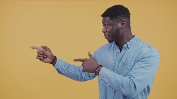 Homem Afro Americano Aponta Esquerda Seguida Mesmo Mostra Polegares Para — Vídeo de Stock