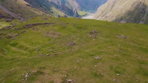 Närbild Antenn Utsikt Över Bergsäng Och Dariali Ravin Fjärran Georgien — Stockvideo