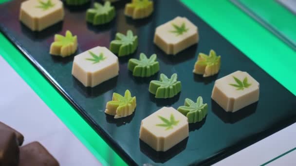 Χαριτωμένο Πράσινο Και Λευκό Ζιζανίων Γλυκά Σχήμα Φύλλων Marihuana Cbd — Αρχείο Βίντεο