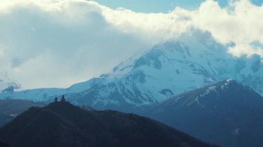 Mkinvartsveri dağının, bulutlarla çevrili, Kazbegi, Gürcistan manzarası. Yüksek kalite 4k görüntü