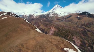 Kafkas Dağları manzarası, Kazbegi bölgesi, Gürcistan. Yüksek kalite 4k görüntü