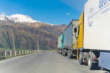 18.05.2022. Kazbegi, Georgia. Gürcistan-Rusya sınırını geçmek için uzun bir kamyon kuyruğu var. Yüksek kalite fotoğraf