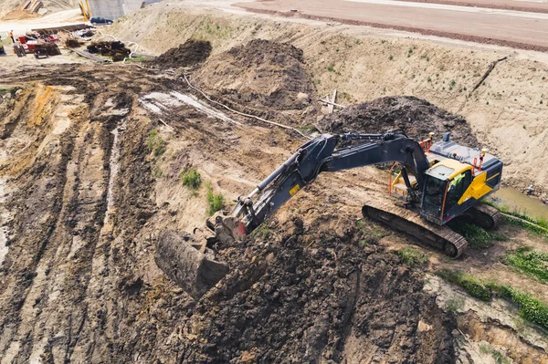 Dark Colored Industrial Machine Giant Shovel Digging Sand Road Construction — Stock Photo, Image