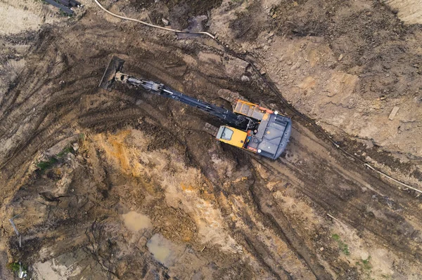 Aerial View Digger Driving Dark Sandy Highway Construction Site High — Stock Photo, Image