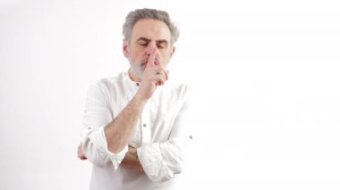 Olgun sakallı adam düşünme hareketi yapar ve kaşını kaldırır. Beyaz arka plan fotokopi alanı. Yüksek kalite 4k görüntü