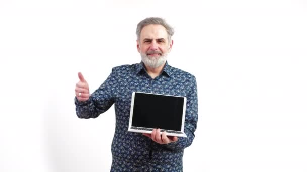 Mature Bearded Man Shows Laptop Black Screen Shows Sign Thumb — Stock Video
