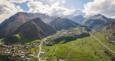Kafkasya Dağları, Kazbegi, Georgia 'daki Stepantsminda' nın güzel hava görüntüsü. Yüksek kalite fotoğraf