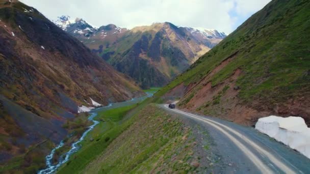 Araba Dağ Yolunda Ilerliyor Hava Manzaralı Yüksek Kalite Görüntü — Stok video