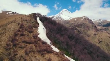 Kafkas dağlarının manzarası, Kazbegi, Georgia. İHA atışı. Yüksek kalite 4k görüntü