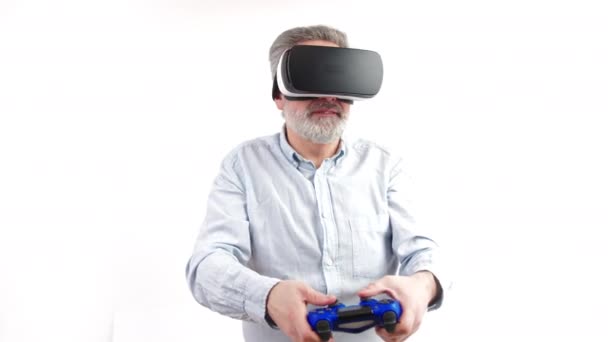 Mogen Gråhårig Man Spelar Spel Med Goggles Och Konsol Studio — Stockvideo