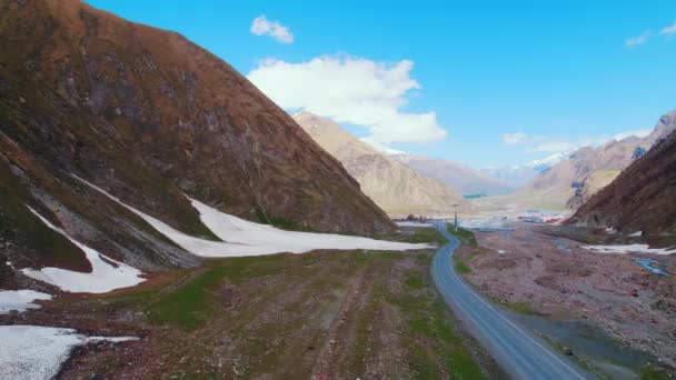 Vista Aérea Una Carretera Kazbegi Georgia Imágenes Alta Calidad — Vídeo de stock