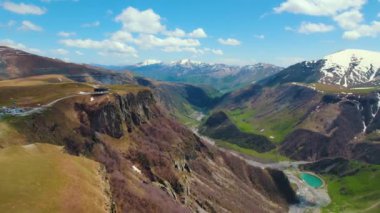 Güneşli bir havada Kazbegi manzarası, Georgia. Hava görüntüsü. Yüksek kalite 4k görüntü