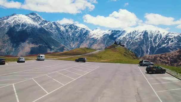 Vanuit Lucht Uitzicht Parkeerplaats Gergeti Trinity Church Kazbegi Georgië Hoge — Stockvideo