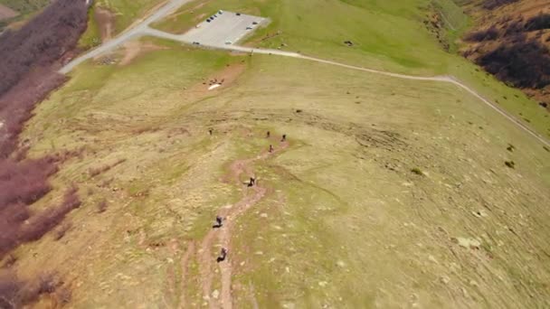 Vista Ascendente Prado Montanhas Pessoas Que Caminham Sobre Ele Kazbegi — Vídeo de Stock