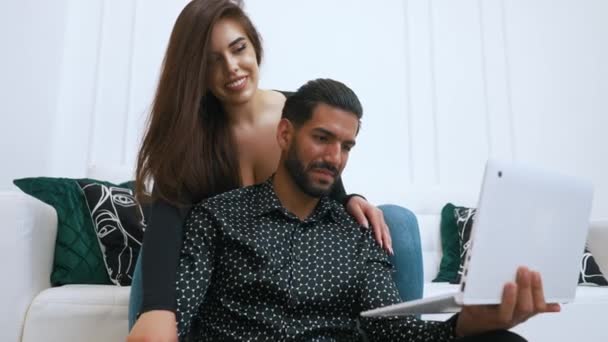 Kärleksfullt Rasblandat Lyckligt Par Som Ser Varandra Med Kärlek Kubansk — Stockvideo