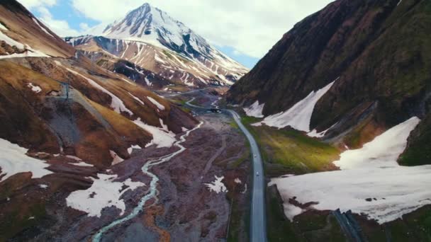 Bela Vista Aérea Estrada Kazbegi Incríveis Montanhas Cáucaso Cobertas Neve — Vídeo de Stock