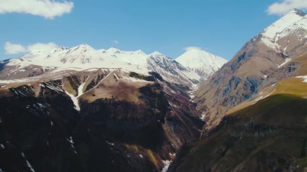 Vista Aerea Delle Montagne Alte Innevate Kazbegi Georgia Filmati Alta — Video Stock