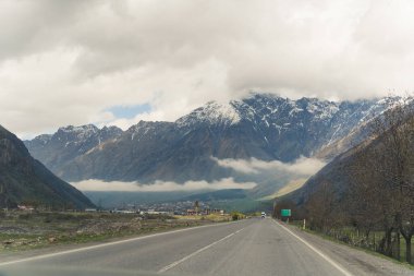 Arka planda Kazbegi yolu ve Kafkasya dağları, Georgia. Yüksek kalite fotoğraf