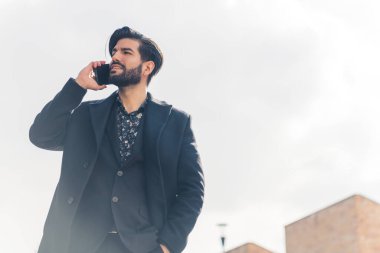 Telefonda konuşan Latin çekici bir adam. Yüksek kalite fotoğraf