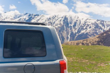 Gürcistan, Kazbegi 'deki Kafkasya dağlarının arka planındaki bir arabanın yakın görüntüsü. Yüksek kalite fotoğraf