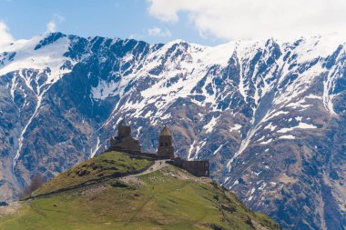 Gürcistan, Kazbegi 'deki antik Gergeti Trinity Kilisesi' nin güzel manzarası. Arka planda kar kaplı Kafkas dağları var. Yüksek kalite fotoğraf