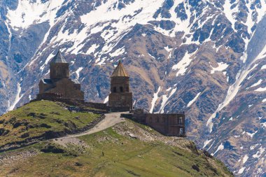 Gürcistan, Kazbegi 'deki antik Gergeti Trinity Kilisesi' nin güzel manzarası. Arka planda kar kaplı Kafkas dağları var. Yüksek kalite fotoğraf