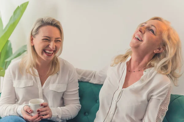 Gros Plan Intérieur Dans Appartement Deux Jolies Femmes Millénaires Blondes — Photo