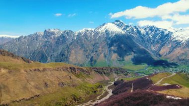 Güneşli havada büyük Kafkasya dağları, Georgia. Hava görüntüsü. Yüksek kalite 4k görüntü