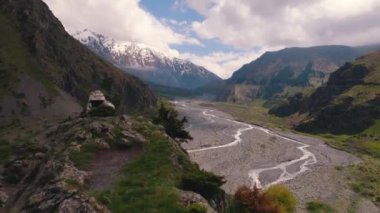 Dariali Boğazı 'nın kuş bakışı manzarası, Kazbegi bölgesi, Gürcistan. Yüksek kalite 4k görüntü